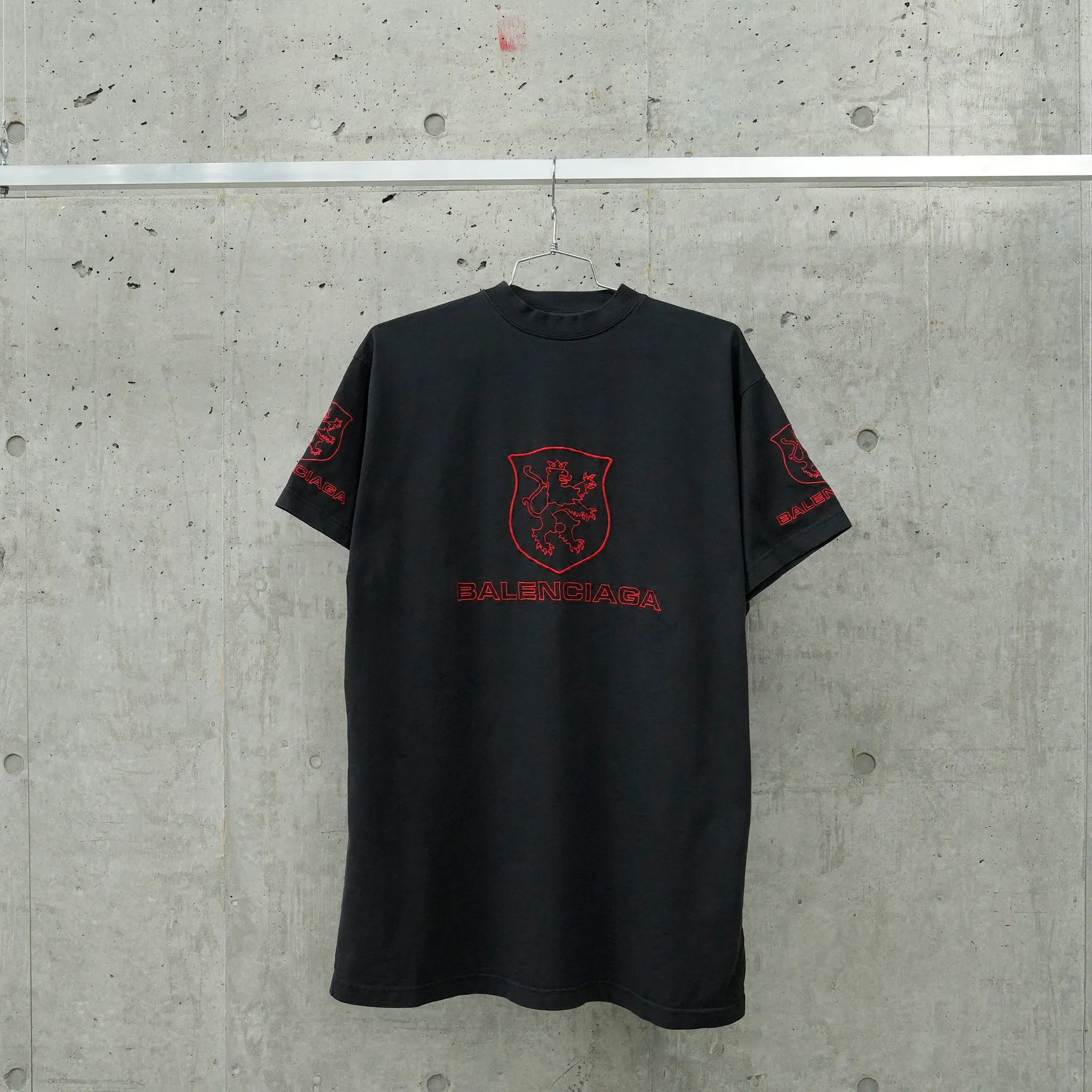 OVERSIZED T-SHIRT / 8478:NERO/ORANGE/NERO