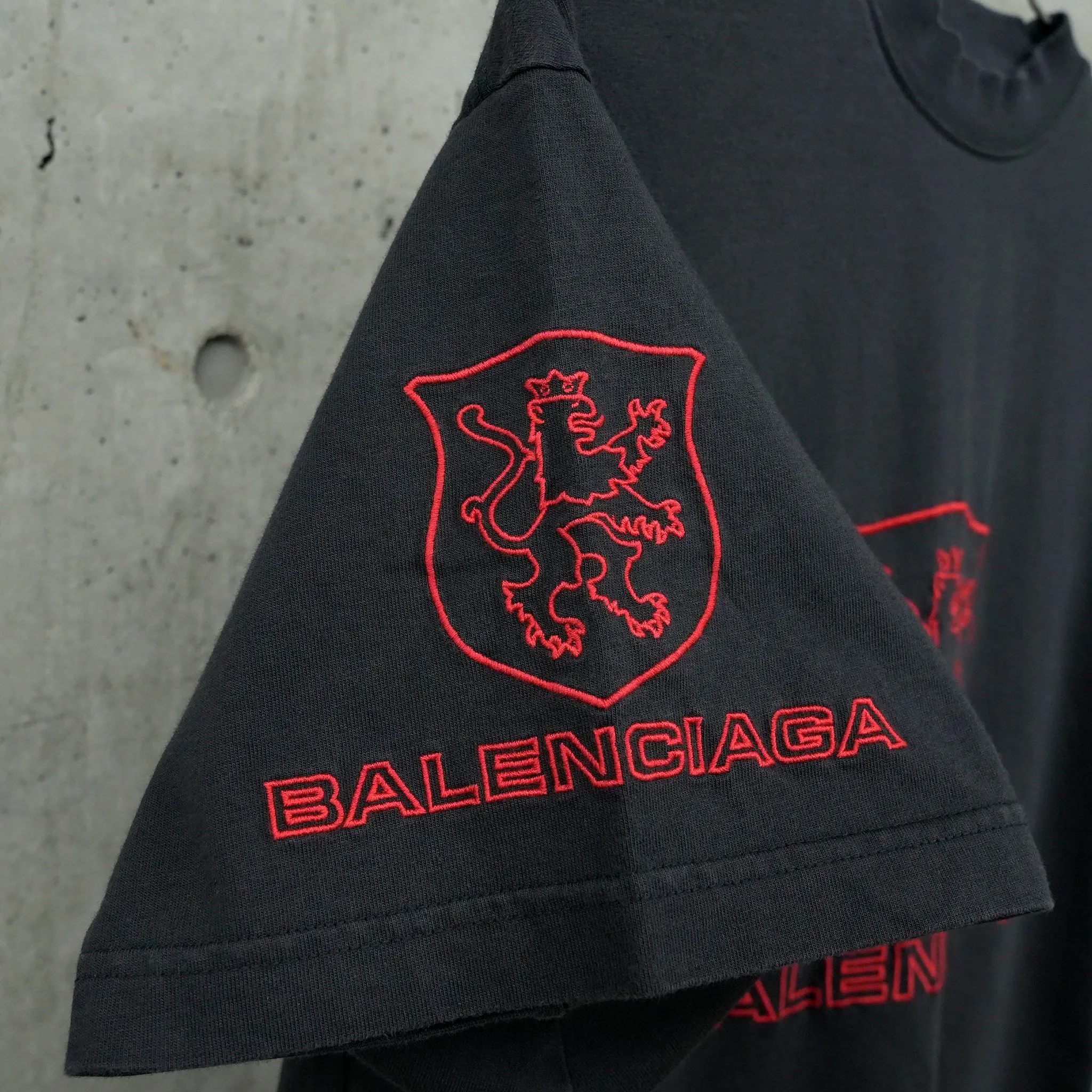 OVERSIZED T-SHIRT / 8478:NERO/ORANGE/NERO